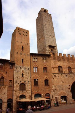 Romantik Toskana kasabası San Gimignano 'yu İtalya' nın antik tepesinde taşlarla görür.