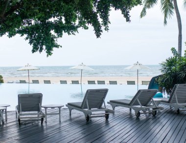 Gri havuzlu sandalyeler yüzme havuzlu.