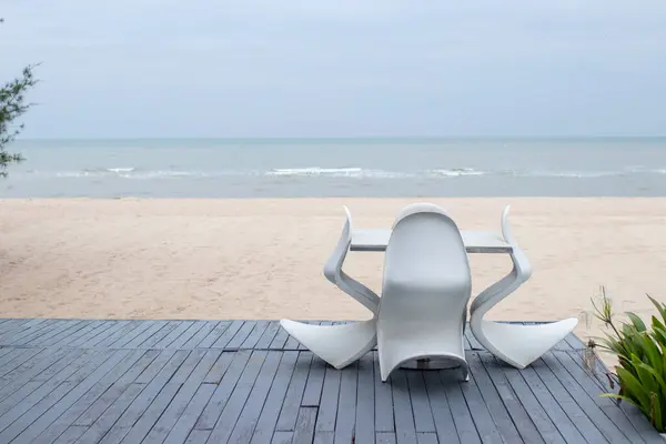 Λευκή Καρέκλα Κοντά Στη Θάλασσα — Φωτογραφία Αρχείου