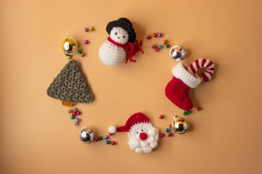 El yapımı tığ işi çorap, Noel ağacı, şeker kamışı, Noel Baba ve turuncu pastel arka planda hediye. Mutlu Noeller ve mutlu yıllar konsepti.