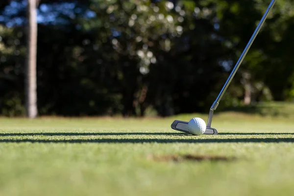高尔夫球杆与草地球的近距离接触 — 图库照片