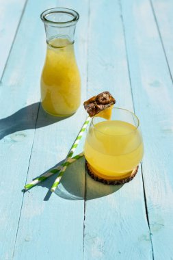 Taze ananaslı taze ananas kokteyli. Yaz içeceği konsepti.