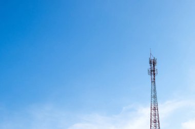 telefon direği mavi gökyüzü bulutları ve arkaplanı.