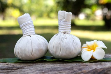 Tayland bitkisel ve çiçek mumlarıyla sıkıştırılmış top. Spa konsepti.