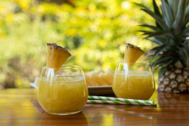 Taze ananaslı taze ananas kokteyli. Yaz içeceği konsepti.
