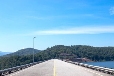 Güzel dağ ve mavi gökyüzü ile baraj. 