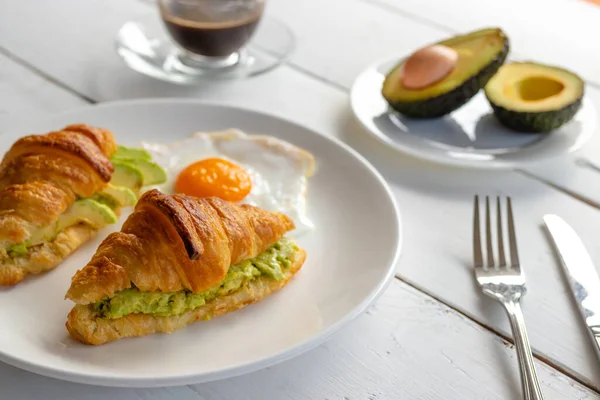 Croissant Smörgås Med Ägg Avokado Vit Maträtt Och Honung Kaffe — Stockfoto