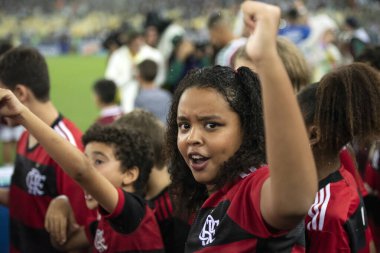 RIO DE JANEIRO, BRAZİL - 10 Nisan 2023: Maracana Stadyumu 'ndaki Fluminense x Flamengo. Şampiyonanın ikinci maçı..