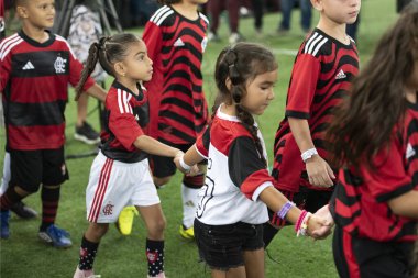 RIO DE JANEIRO, BRAZİL - 10 Nisan 2023: Maracana Stadyumu 'ndaki Fluminense x Flamengo. Şampiyonanın ikinci maçı..