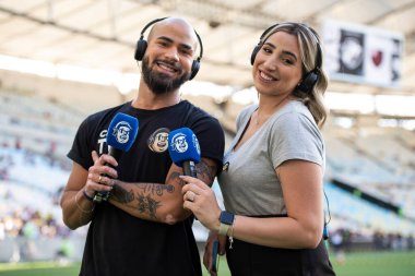 Rio de Janeiro (RJ), 19.03.2023 - Vasco x Flamengo - Isabelle Costa, Caz Tv muhabiri ve Lucas Pedrosa, Caz Tv muhabiri. Vasco x Flamengo ile Maracan Carioca Şampiyonası 'nın ikinci ayağı arasındaki maç..