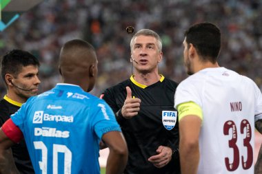 Rio de Janeiro (RJ), 12.04.2023 - Fluminense vs. Paysandu. Anderson Daronco, maçın hakemi. Maracan 'da Copa do Brasil için Fluminense x Paysandu maçı.