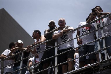 Rio de Janeiro (RJ), 13.11.2022 - Rio de Janeiro şehir merkezinde Copa do Brasil ve Libertadores şampiyonluğu için Flamengo oyuncularının kutlamaları.