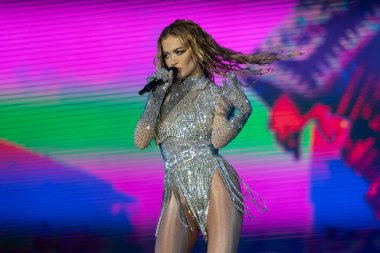 RIO DE JANEIRO, BRAZIL - 11 Eylül 2022: Rio 2022 Rock 2022 Festivali 'nin yedinci gününde Rita Ora' nın dünya sahnesinde sunumu