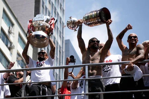 stock image Rio de Janeiro (RJ), 13.11.2022 - Celebration of Flamengo players for the Copa do Brasil and Libertadores titles in the streets of downtown Rio de Janeiro.