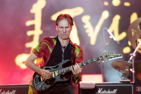 RIO DE JANEIRO, BRAZIL - 2ND SEPTEMBER, 2022: Steve Vai, Living Color grubunun konuğu, Sunset Stage 'de, Rio de Janeiro' nun batısındaki Cidade do Rock 'ta düzenlenen Rock' ın ilk gününde,