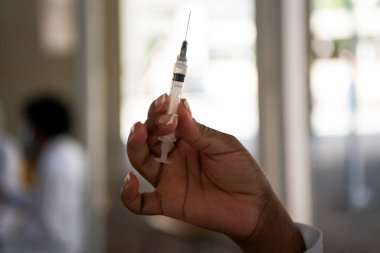 Rio de Janeiro, Brezilya - 19 Mart 2021: 75 yaşındaki erkekler Rio de Janeiro.Coronavirus 'un kuzey bölgesindeki UERJ Kampüsü Maracan' da CoronaVac ile aşılandılar.