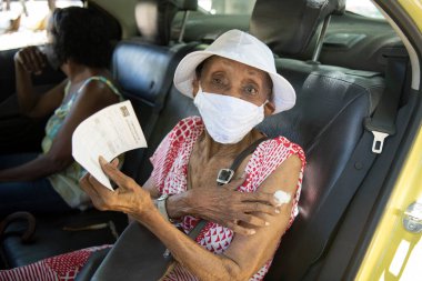 Rio de Janeiro, Brezilya - 4 Şubat 2021: UERJ, Maracan Kampüsü 'nde Covid-19' a karşı yaşlıların sürüş aşısı bakımını genişletti. 92 yıllık insanlar.