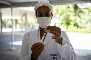 Rio de Janeiro, Brezilya - 19 Mart 2021: 75 yaşındaki erkekler Rio de Janeiro.Coronavirus 'un kuzey bölgesindeki UERJ Kampüsü Maracan' da CoronaVac ile aşılandılar.