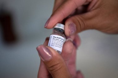 Rio de Janeiro, Brezilya - 19 Ağustos 2021: Tijuca 'daki Heitor Beltro Post' ta Pfizer aşısı