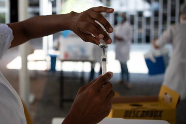 Rio de Janeiro, Brezilya - 19 Mart 2021: 75 yaşındaki erkekler Rio de Janeiro.Coronavirus 'un kuzey bölgesindeki UERJ Kampüsü Maracan' da CoronaVac ile aşılandılar.