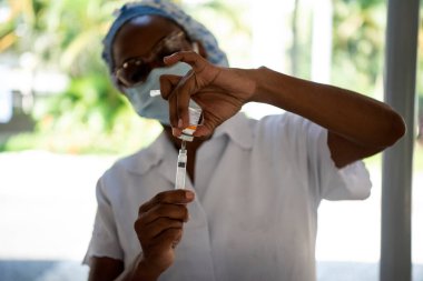 Rio de Janeiro, Brezilya - 19 Mart 2021: 75 yaşındaki erkekler Rio de Janeiro.Coronavirus 'un kuzey bölgesindeki UERJ Kampüsü Maracan' da CoronaVac ile aşılandılar.