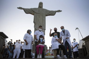 Rio de Janeiro, Brezilya - 18 Ocak 2021: Rio de Janeiro şehrinde gerçekleştirilen CoronaVac aşısının ilk uygulaması