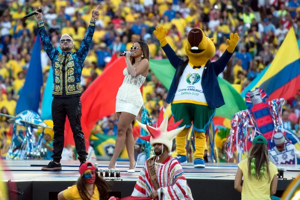 巴西里约热内卢 2019年7月7日 在里约热内卢北部佐纳的马拉卡纳体育场 在巴西X秘鲁参加2019年美洲杯决赛之前 安妮塔和佩德罗 卡普在展示会上表演 — 图库照片