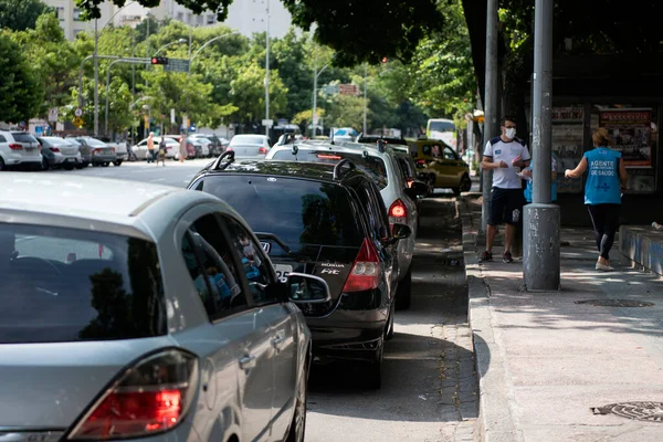 Rio de Janeiro, Brezilya - 31 Mart 2020: Rio de Janeiro 'daki Detran Hadock Lobo karakolunda grip aşısı kampanyası sırasında yaşlılar aşılandı. Arabadan çıkmak zorunda kalmadan herkes pencereden aşıladı..