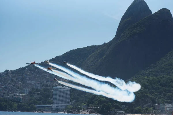 Rio de Janeiro, RJ, Brezilya, 31 Aralık 2020: Rio de Janeiro 'daki ipanema plajında gökyüzü filosunun sunumu.