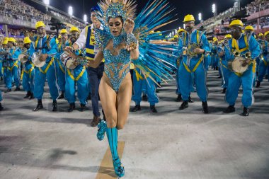 Rio de Janeiro, Brezilya - 24 Şubat 2020: Rio Karnavalı 2020. Rio de Janeiro 'daki Samba Okulları Geçidi.
