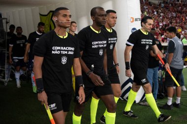 RIO DE JANEIRO - 16 Mayıs 2023: futbolda ırkçılığa karşı protesto. Flamengo x Cruzeiro maçı, Brezilya Maracana Şampiyonası.