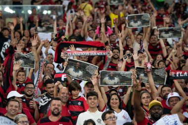 RIO DE JANEIRO - 16 Mayıs 2023: futbolda ırkçılığa karşı protesto. Flamengo x Cruzeiro maçı, Brezilya Maracana Şampiyonası.