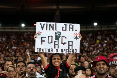 Rio de Janeiro, Brezilya - 16 Mayıs 2023: Futbolda ırkçılığa karşı protesto. Maracan 'daki Brezilya Şampiyonası için Flamengo ve Cruzeiro arasındaki maç.