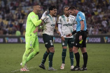 Rio de Janeiro (RJ), 05.08.2023 - Hakem Ramon Abel, Gustavo Gomez ve Weverton Palmeiras 'tan. Brezilya Şampiyonası için Maracana 'daki Fluminense x Palmeiras maçı.