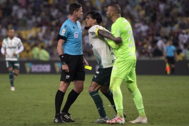 Rio de Janeiro (RJ), 05.08.2023 - Hakem Ramon Abel, Gustavo Gomez ve Weverton Palmeiras 'tan. Brezilya Şampiyonası için Maracana 'daki Fluminense x Palmeiras maçı.