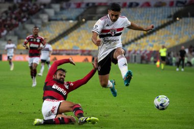 Rio de Janeiro (RJ), 12.08.2023 - Flamengo 'dan Fabricio Bruno ve Sao Paulo' dan Michel Araujo. Flamengo x Sao Paulo arasındaki maç, Brezilya Şampiyonası 'nın 19. raundu için, Maracana' da.