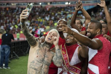 Rio de Janeiro, Rio de Janeiro, Brezilya - 27 Aralık 2023. Maracan Stadyumu 'nda Salgueiro Samba Okulu' nun bir gösterisiyle All-star maçı..       