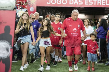 Rio de Janeiro, Rio de Janeiro, Brezilya - 27 Aralık 2023. Maracan Stadyumu 'nda Salgueiro Samba Okulu' nun bir gösterisiyle All-star maçı..       