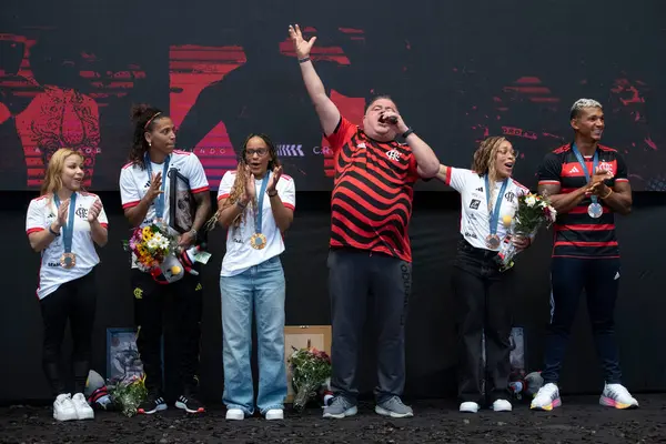 Rio de Janeiro, Rio de Janeiro, Brezilya - 14 Ağustos 2024. Flamengo sporcularına olimpiyat hediyesi.        