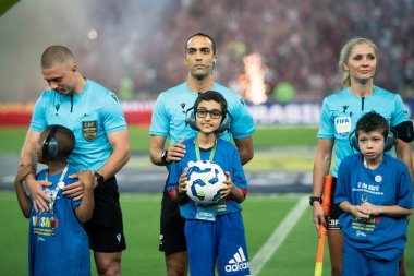 Rio de Janeiro, Rio de Janeiro, Brezilya - 29 Mart 2025. Otistik çocuklar, Maracana Stadyumu 'nda Brezilya Şampiyonası' na hakemlerle birlikte katılıyor..                