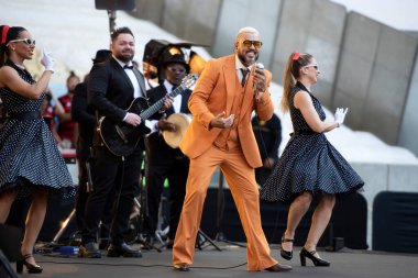 Rio de Janeiro, Rio de Janeiro, Brezilya - 27 Nisan 2025. Şarkıcı Belo TV Globo 'nun 60. yıldönümünde performans sergiledi. Flamengo x Corinthians Maracana Stadyumunda.            