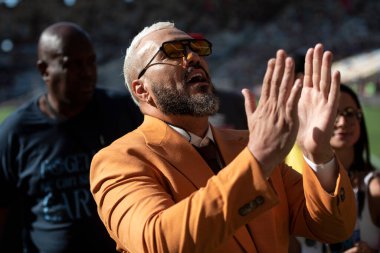 Rio de Janeiro, Rio de Janeiro, Brezilya - 27 Nisan 2025. Şarkıcı Belo TV Globo 'nun 60. yıldönümünde performans sergiledi. Flamengo x Corinthians Maracana Stadyumunda.            