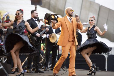 Rio de Janeiro, Rio de Janeiro, Brezilya - 27 Nisan 2025. Şarkıcı Belo TV Globo 'nun 60. yıldönümünde performans sergiledi. Flamengo x Corinthians Maracana Stadyumunda.            