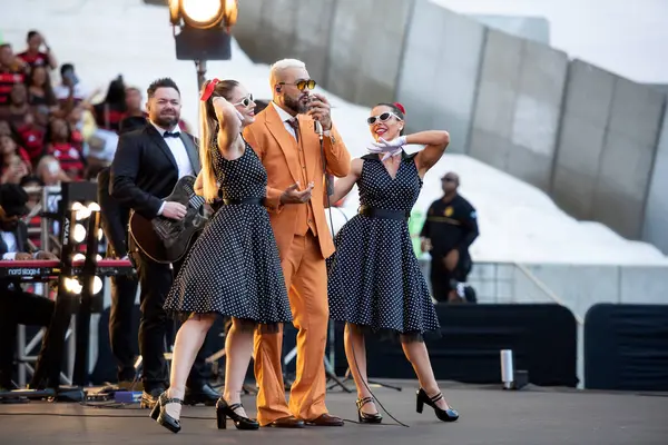 Rio de Janeiro, Rio de Janeiro, Brezilya - 27 Nisan 2025. Şarkıcı Belo TV Globo 'nun 60. yıldönümünde performans sergiledi. Flamengo x Corinthians Maracana Stadyumunda.            