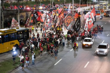 Rio de Janeiro, Rio de Janeiro, Brezilya - 11 Haziran 2025. AeroFla, 2025 FIFA Dünya Kulüpler Kupası için kulüp otobüsünün Galeao Havalimanı 'na gelişi üzerine Flamengo taraftarlarının seferberliği.           