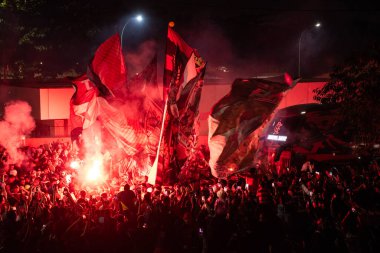 Rio de Janeiro, Rio de Janeiro, Brezilya - 11 Haziran 2025. AeroFla, 2025 FIFA Dünya Kulüpler Kupası için kulüp otobüsünün Galeao Havalimanı 'na gelişi üzerine Flamengo taraftarlarının seferberliği.           