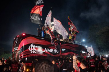 Rio de Janeiro, Rio de Janeiro, Brezilya - 11 Haziran 2025. AeroFla, 2025 FIFA Dünya Kulüpler Kupası için kulüp otobüsünün Galeao Havalimanı 'na gelişi üzerine Flamengo taraftarlarının seferberliği.           