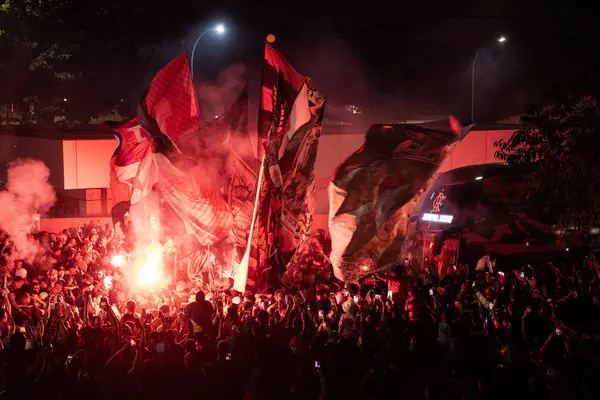 Rio de Janeiro, Rio de Janeiro, Brezilya - 11 Haziran 2025. AeroFla, 2025 FIFA Dünya Kulüpler Kupası için kulüp otobüsünün Galeao Havalimanı 'na gelişi üzerine Flamengo taraftarlarının seferberliği.           