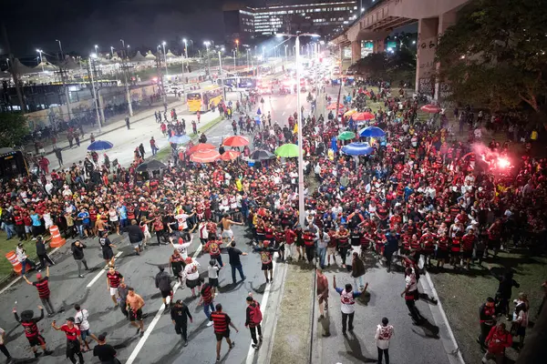 Rio de Janeiro, Rio de Janeiro, Brezilya - 11 Haziran 2025. AeroFla, 2025 FIFA Dünya Kulüpler Kupası için kulüp otobüsünün Galeao Havalimanı 'na gelişi üzerine Flamengo taraftarlarının seferberliği.           