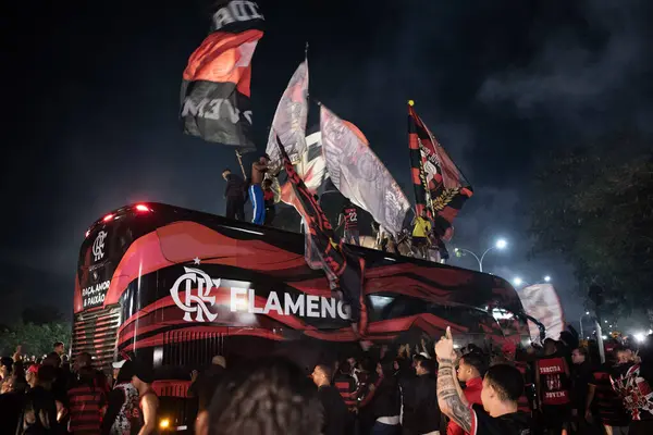 Rio de Janeiro, Rio de Janeiro, Brezilya - 11 Haziran 2025. AeroFla, 2025 FIFA Dünya Kulüpler Kupası için kulüp otobüsünün Galeao Havalimanı 'na gelişi üzerine Flamengo taraftarlarının seferberliği.           